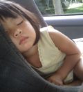 Barn der sover i autostol