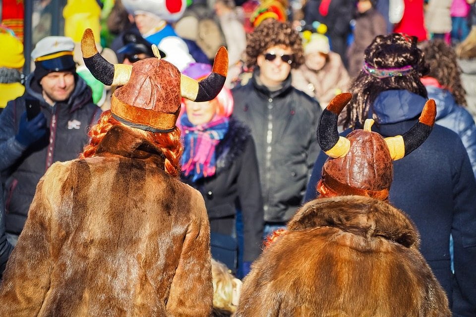 Vào những ngày diễn ra lễ hội Karneval hóa trang, người dân xuống phố xúng xính váy áo, hòa mình vào không khí lễ hội tưng bừng.