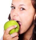 Kvinde spiser frugt